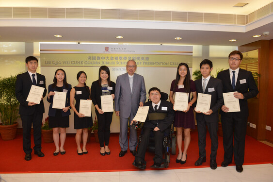 偉倫基金有限公司行政總裁梁祥彪先生頒授證書予「偉倫法律學院學生獎學金」獲獎學生。